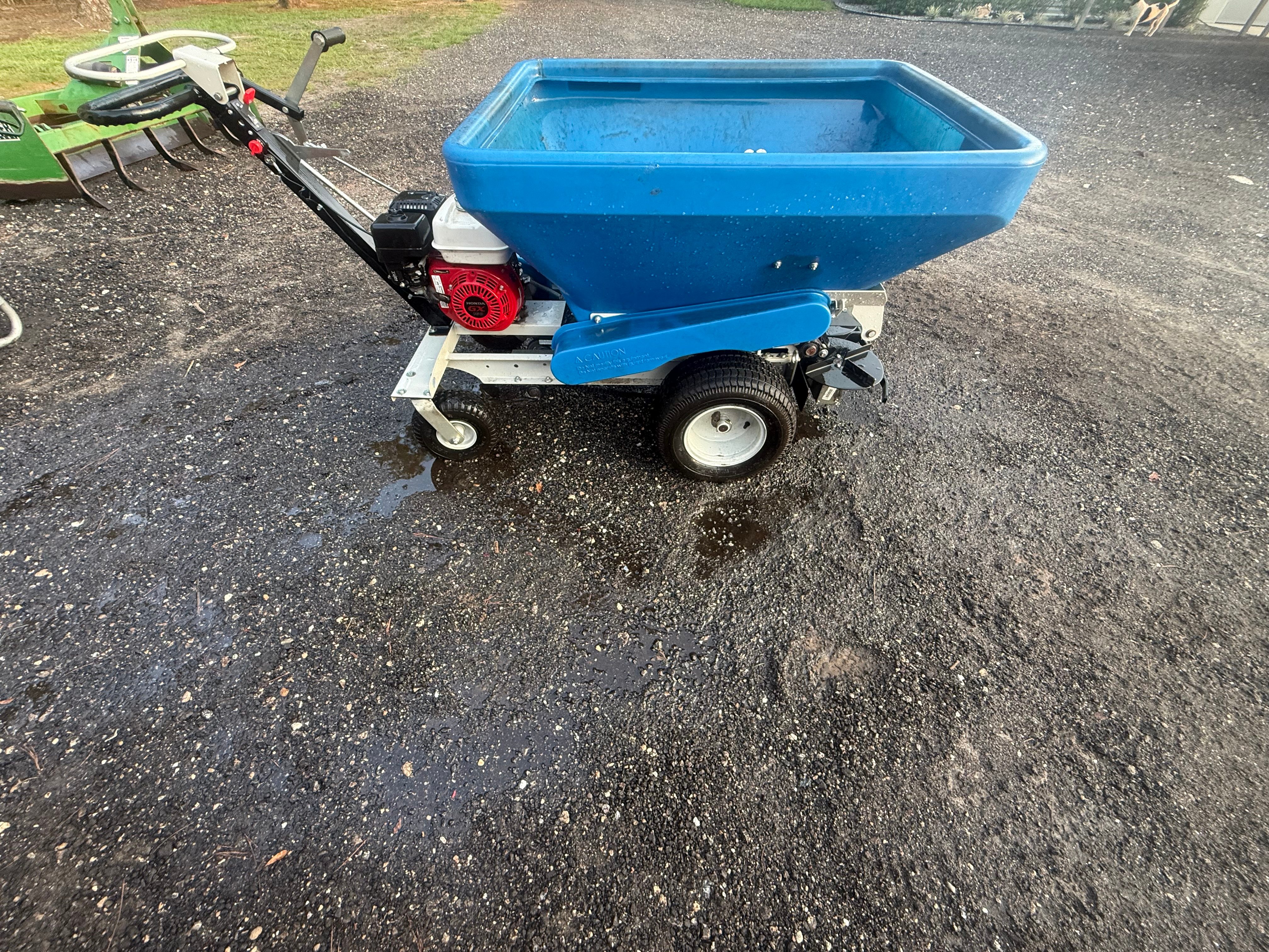 ECO250-S Self-Propelled Broadcast Top Dresser